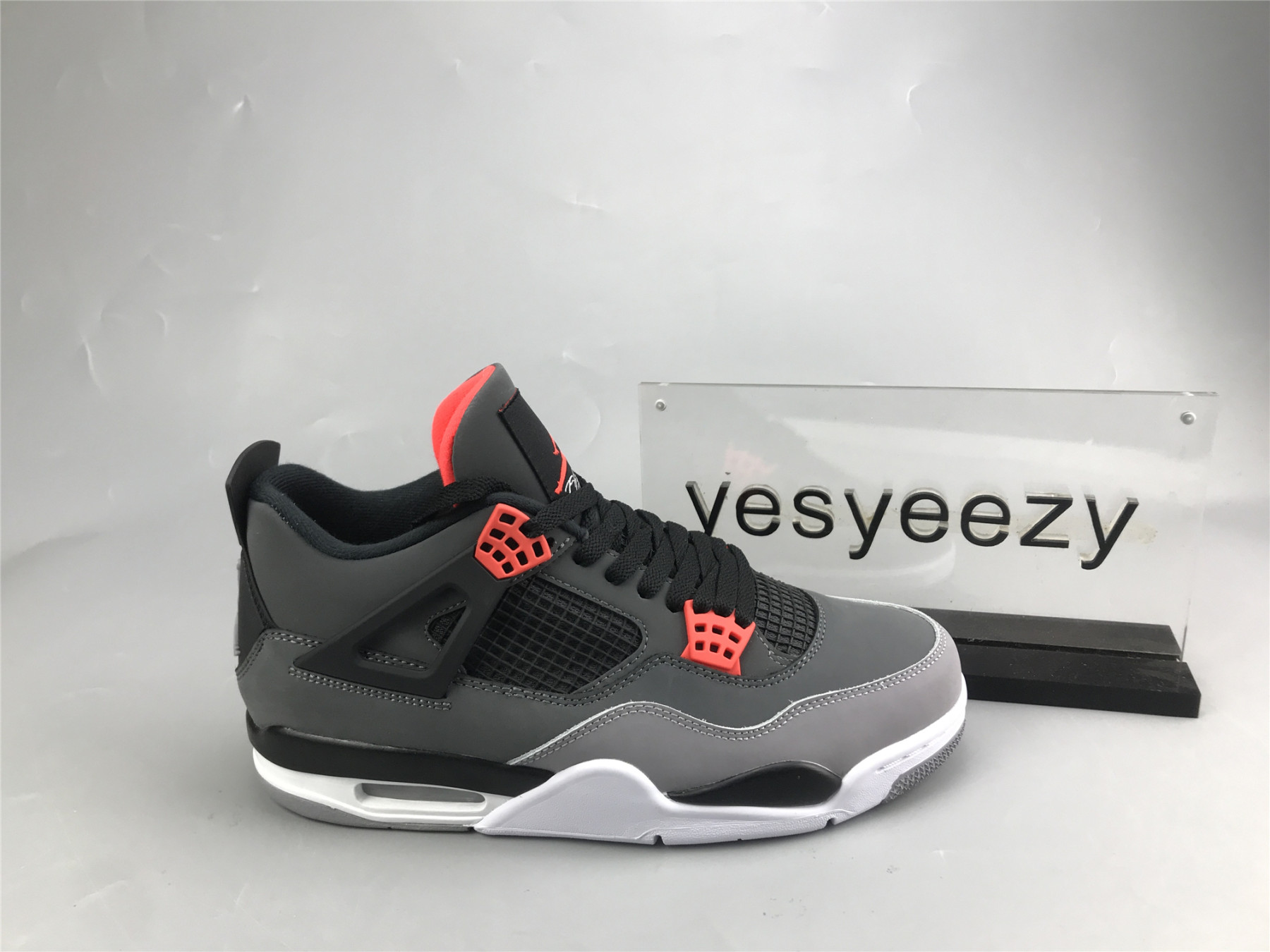 UA AIR JORDAN 4 RETRO 