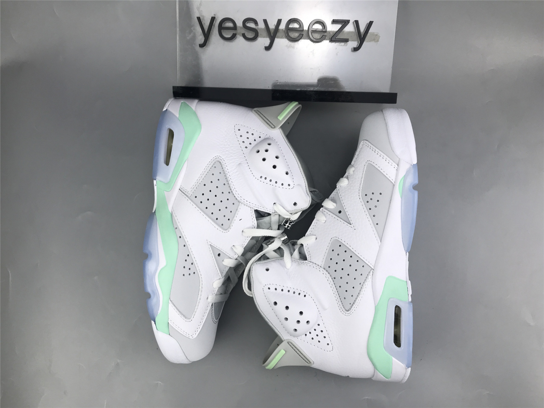 UA WMNS AIR JORDAN 6 RETRO 