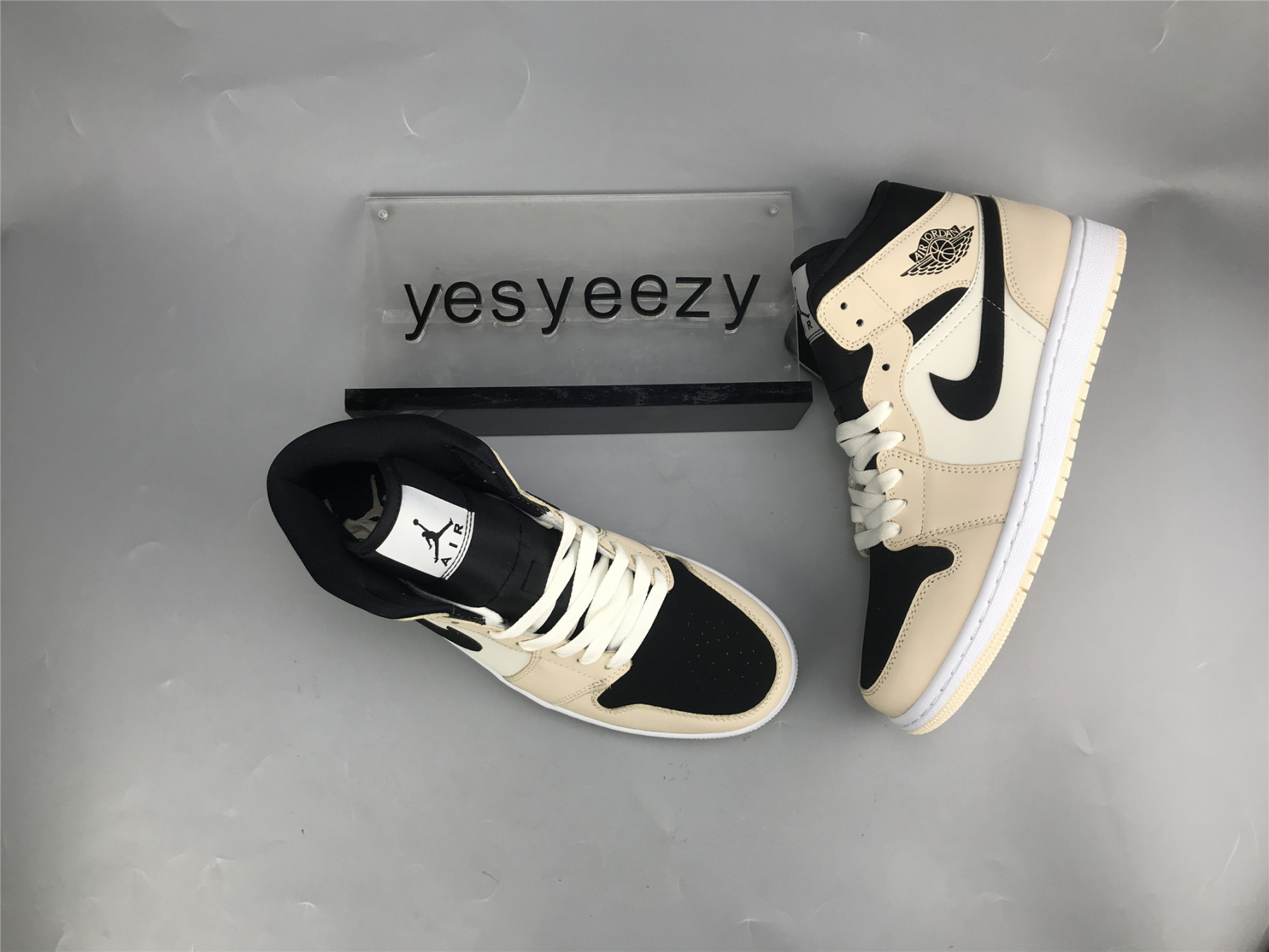 UA WMNS AIR JORDAN 1 MID 