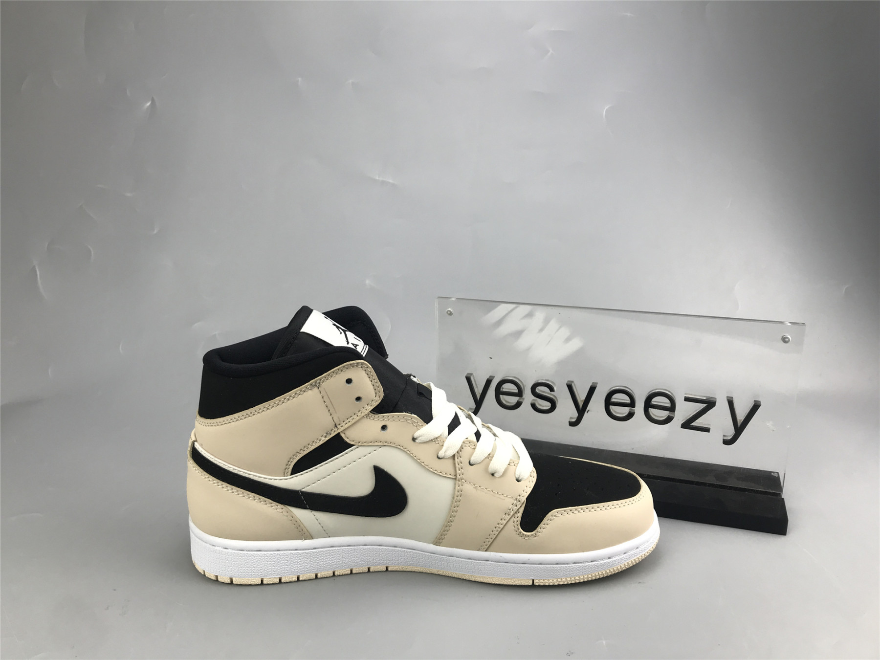 UA WMNS AIR JORDAN 1 MID 