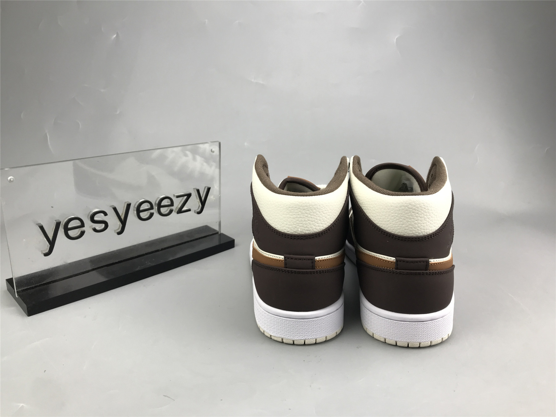 UA WMNS AIR JORDAN 1 MID SE 