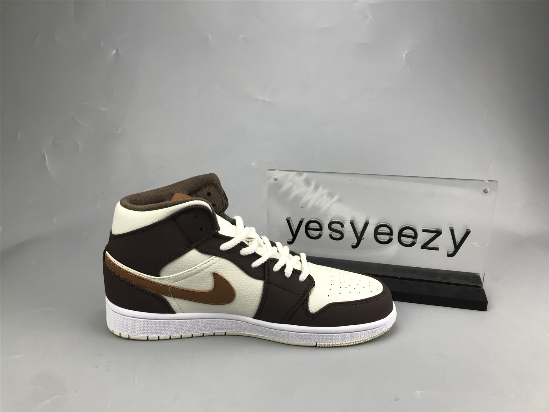 UA WMNS AIR JORDAN 1 MID SE 