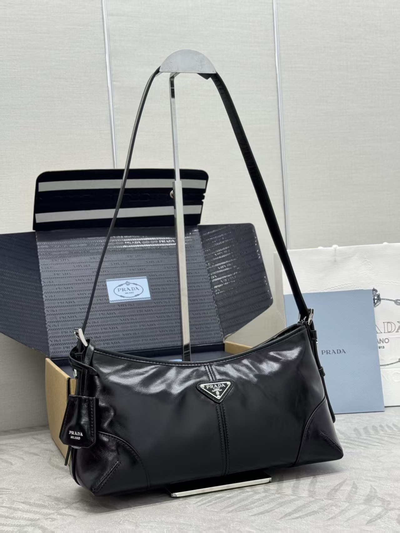 Pra*a Aimèe Medium Leather Shoulder Bag 15x32x10cm