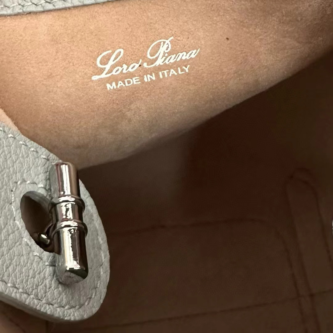 L0r0 P1ana Small Bale Bag Grained Calfskin 17 x 17 x 21 cm