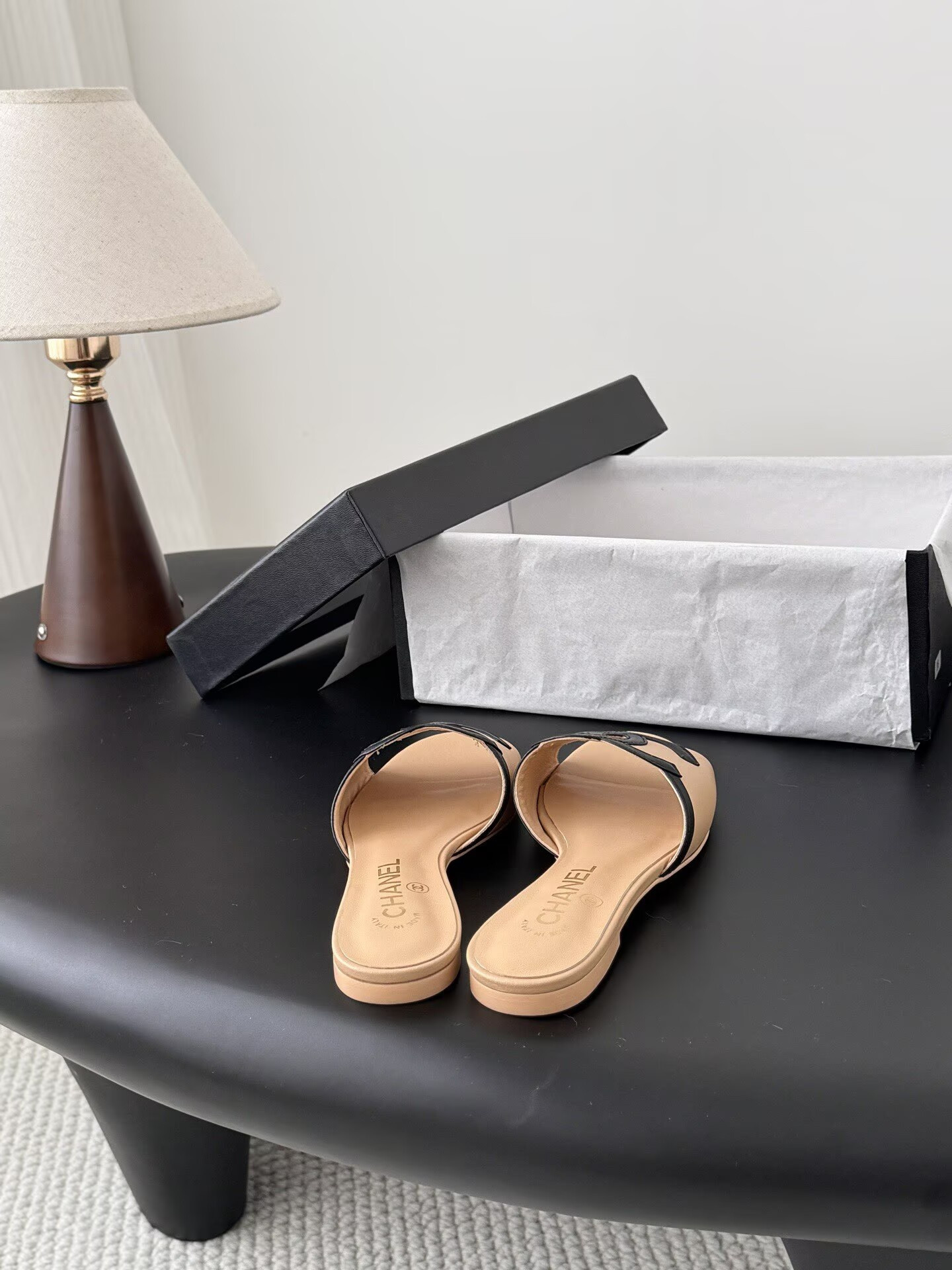 ua Ch**el sandals