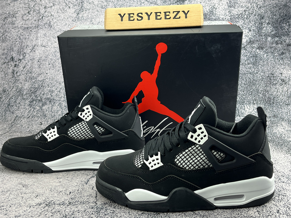 UA WMNS AIR JORDAN 4 RETRO BLACK
