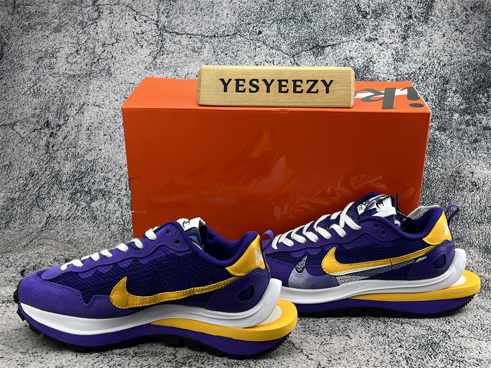 UA NIKE VAPORWAFFLE SACAI DARK IRIS