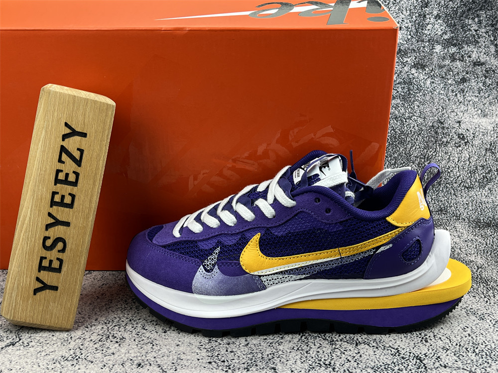 UA NIKE VAPORWAFFLE SACAI DARK IRIS