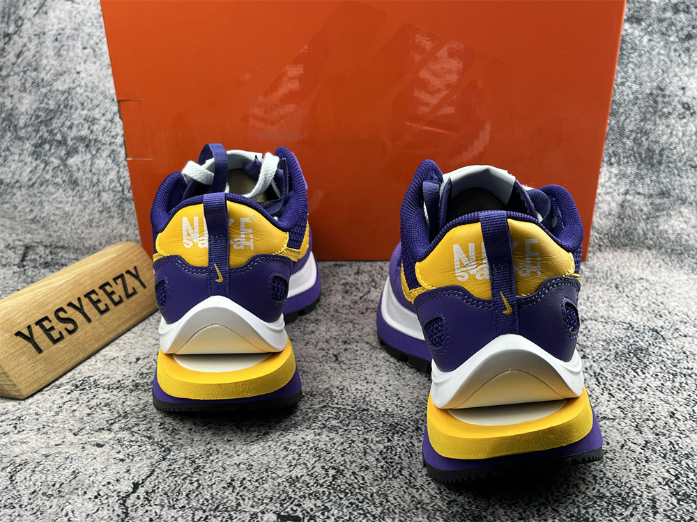 UA NIKE VAPORWAFFLE SACAI DARK IRIS