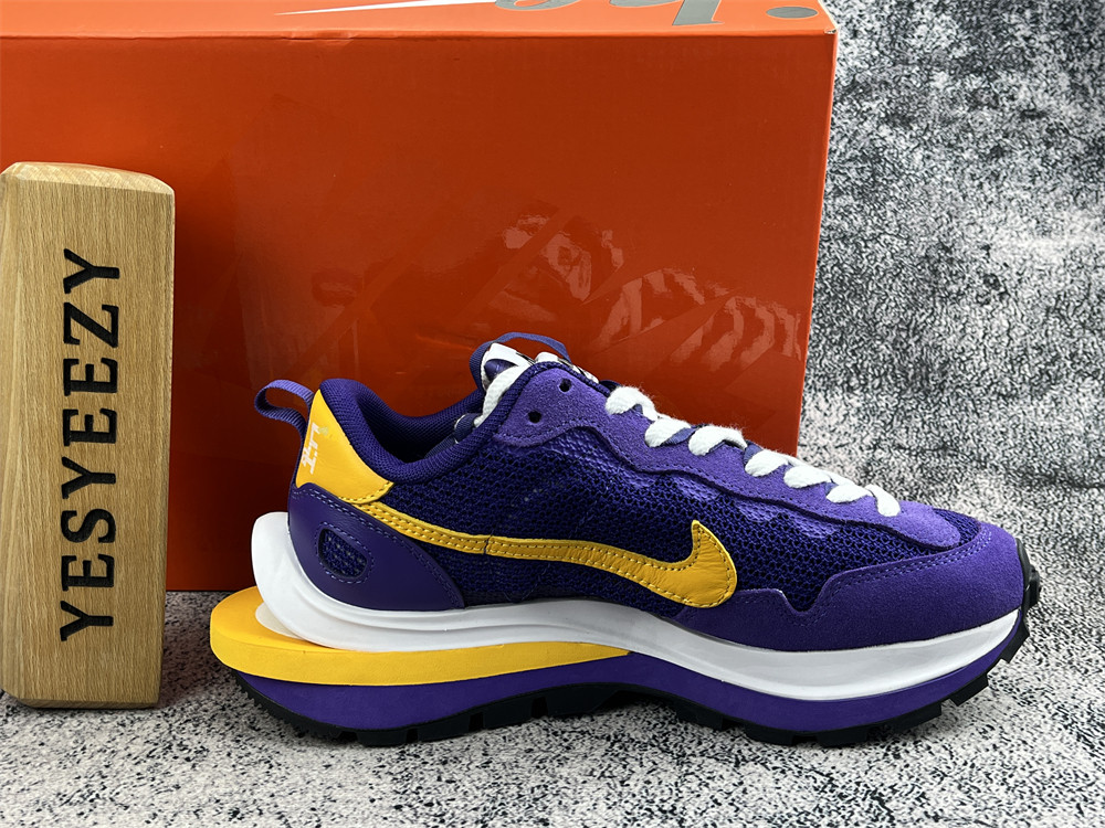 UA NIKE VAPORWAFFLE SACAI DARK IRIS