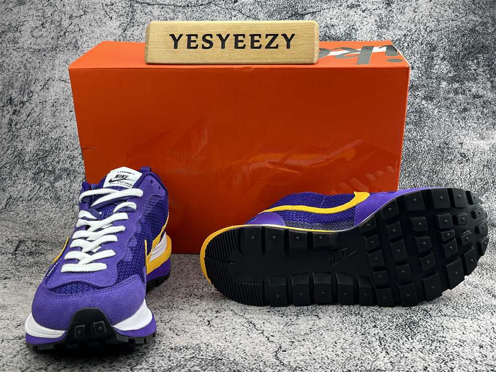 UA NIKE VAPORWAFFLE SACAI DARK IRIS