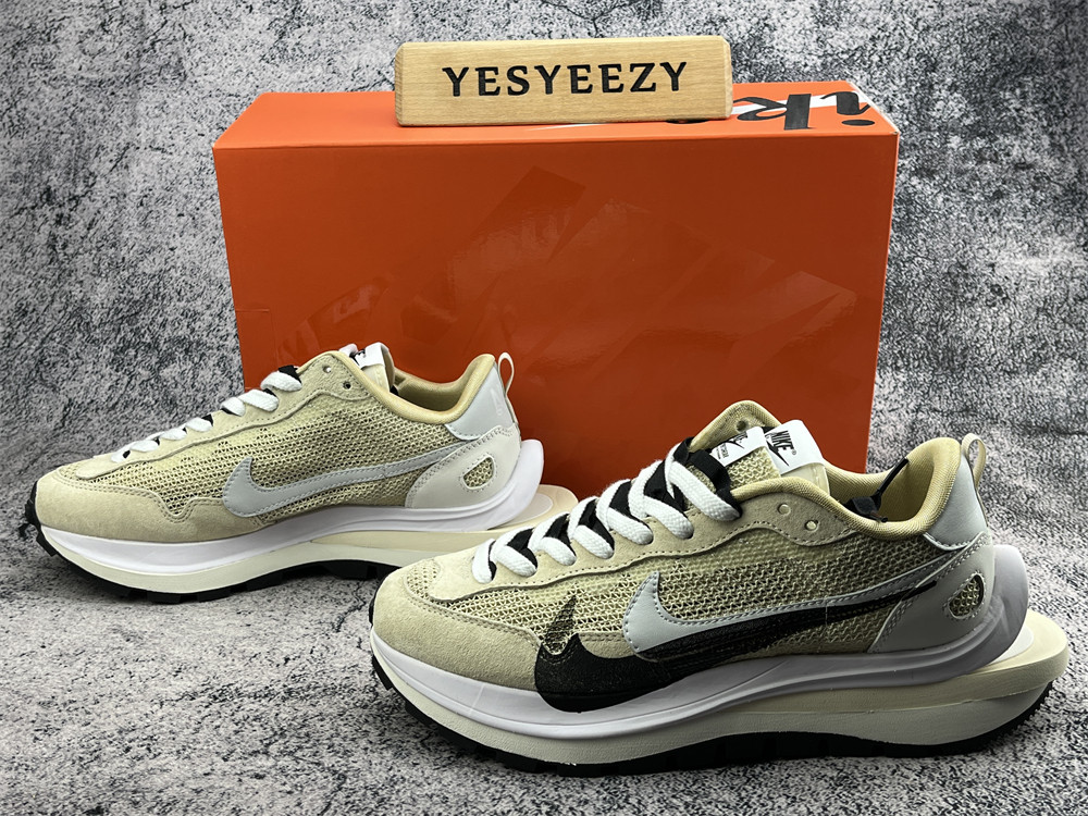 UA NIKE VAPORWAFFLE SACAI SPORT BEIGE