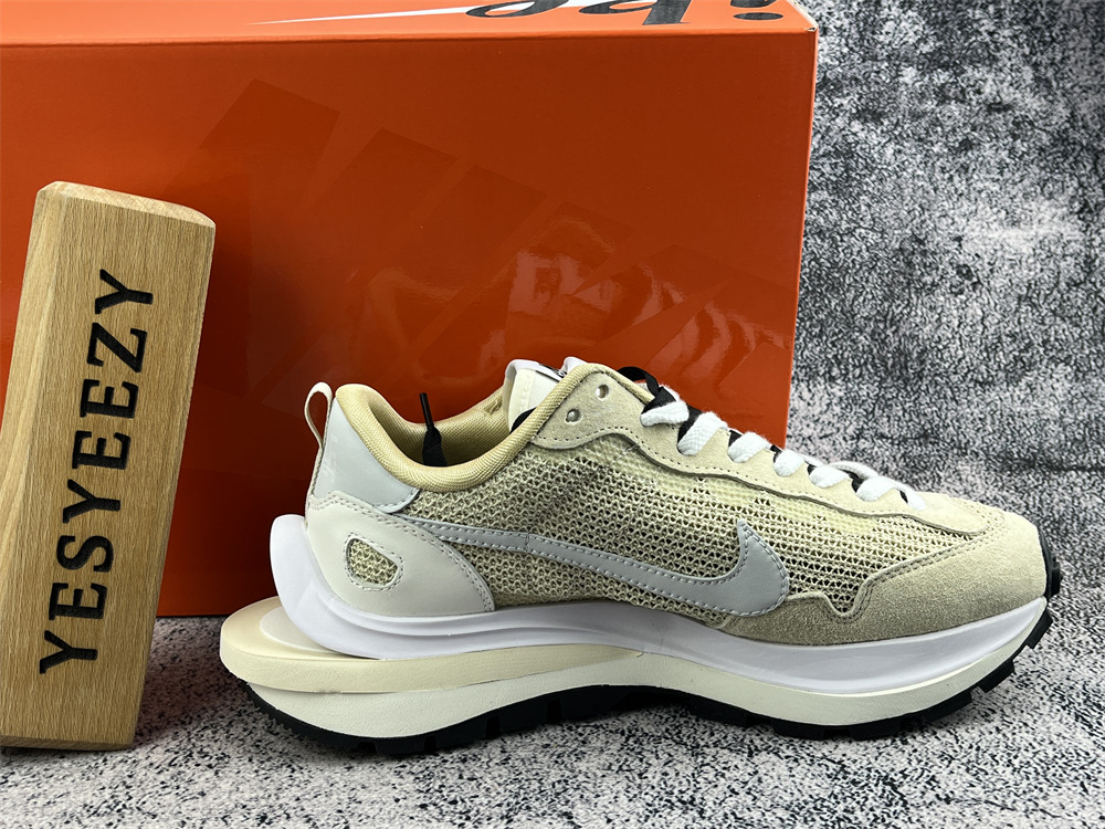 UA NIKE VAPORWAFFLE SACAI SPORT BEIGE