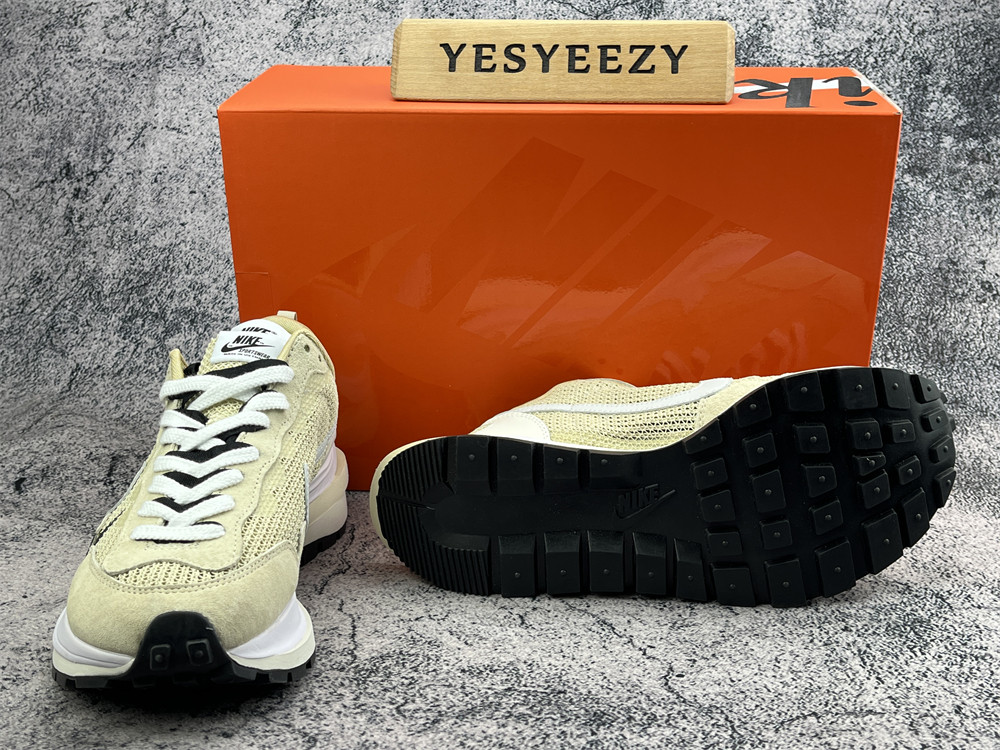 UA NIKE VAPORWAFFLE SACAI SPORT BEIGE