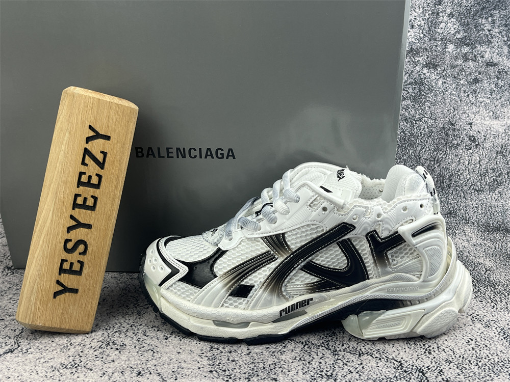 ua Ba1en*iaga runner sneaker