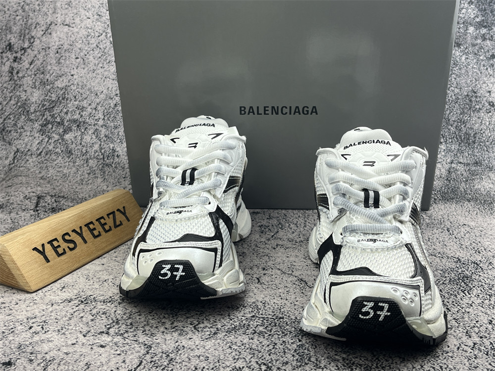 ua Ba1en*iaga runner sneaker