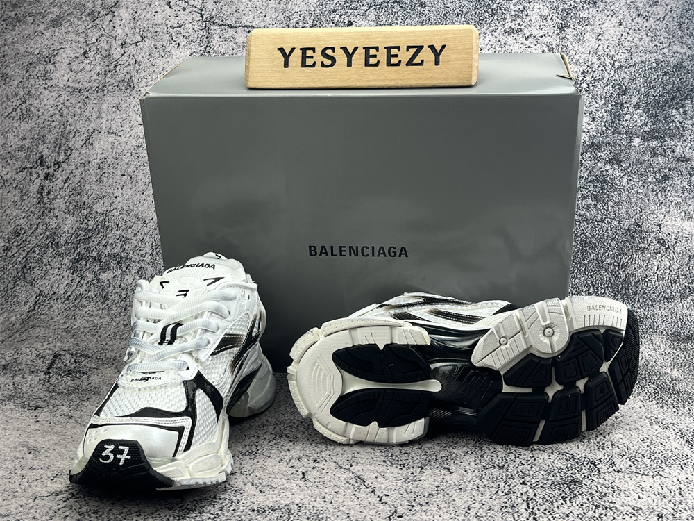 ua Ba1en*iaga runner sneaker