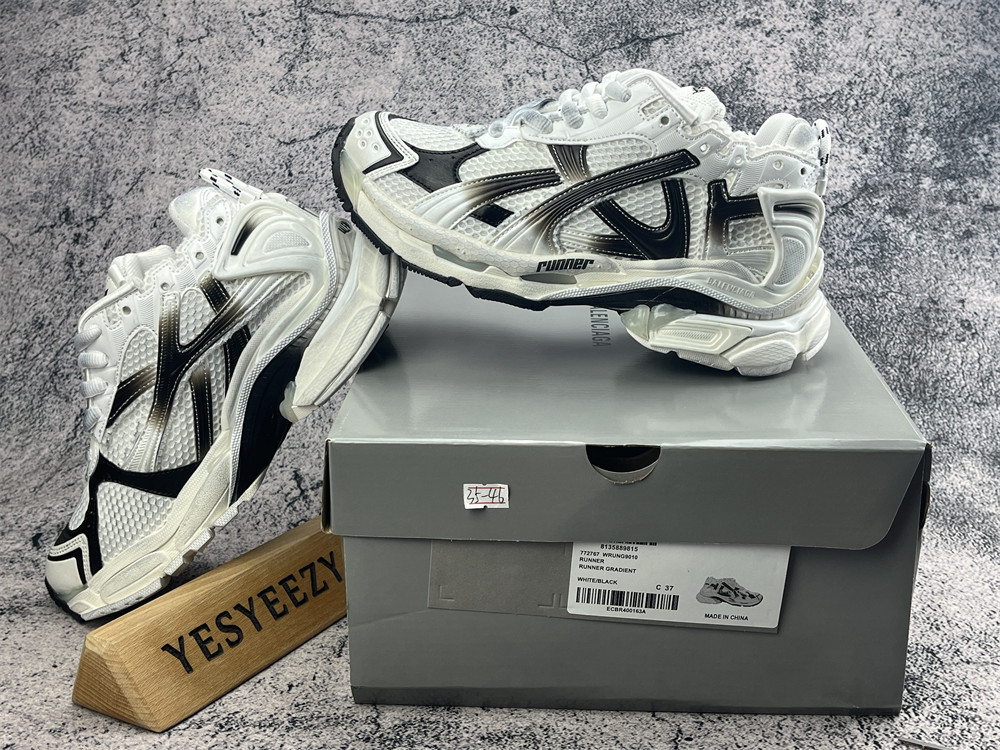 ua Ba1en*iaga runner sneaker