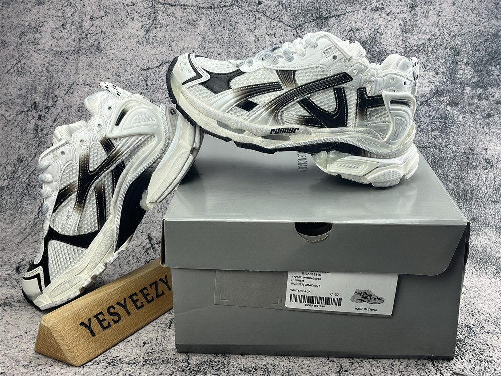ua Ba1en*iaga runner sneaker