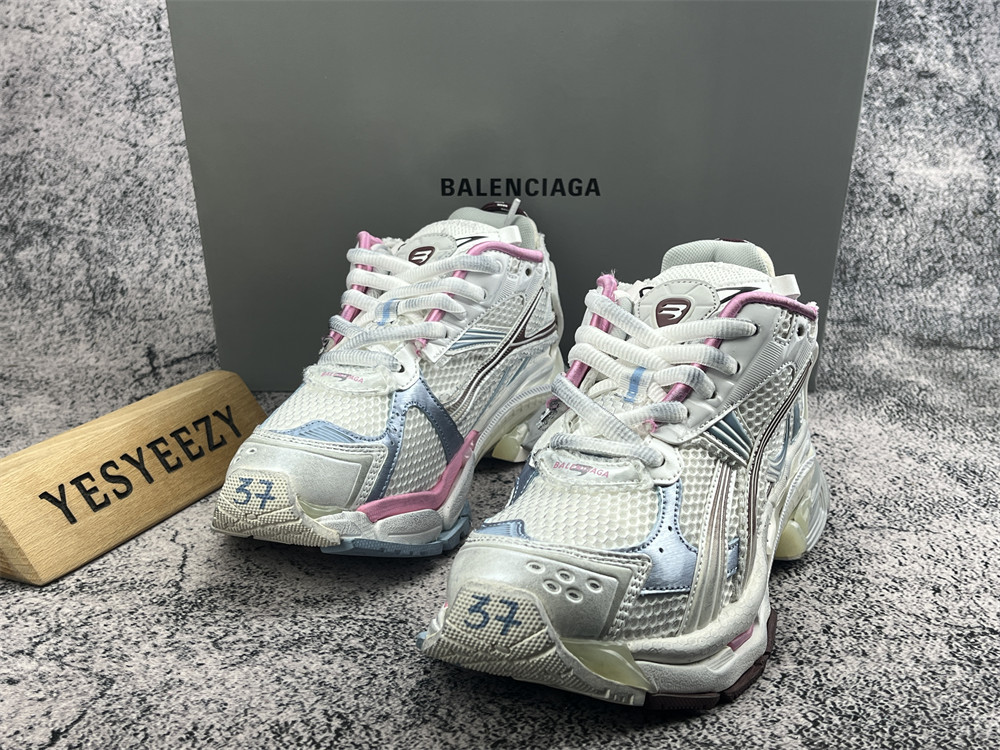 ua Ba1en*iaga runner sneaker