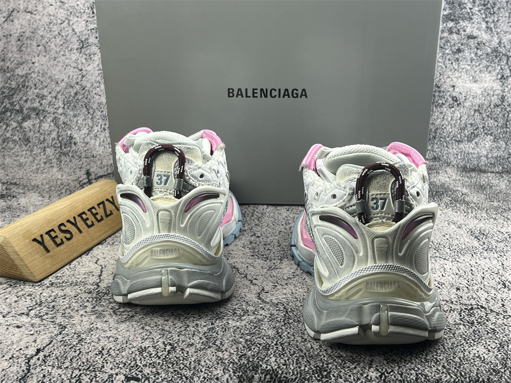 ua Ba1en*iaga runner sneaker