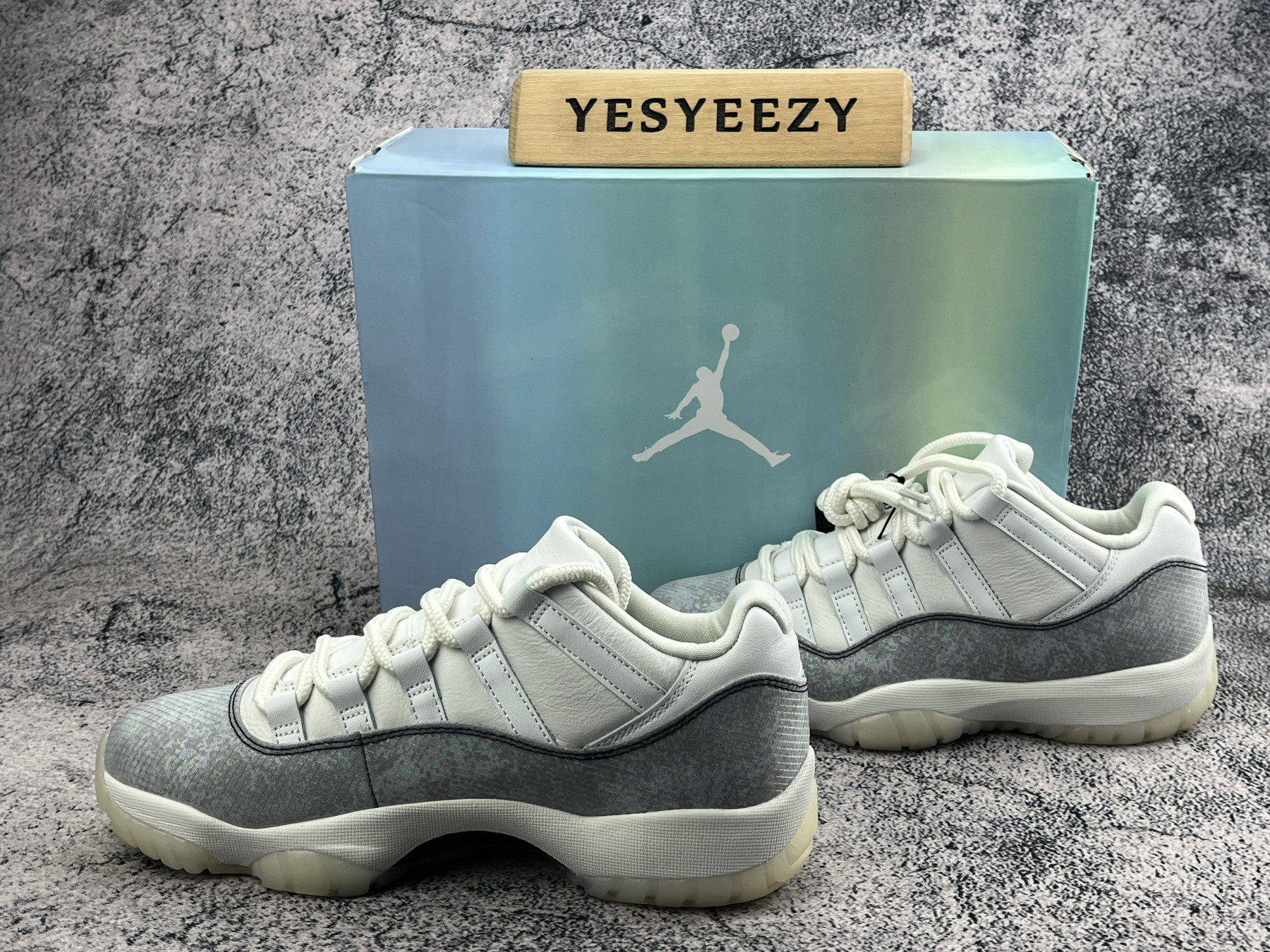 UA AIR JORDAN 11 RETRO LOW