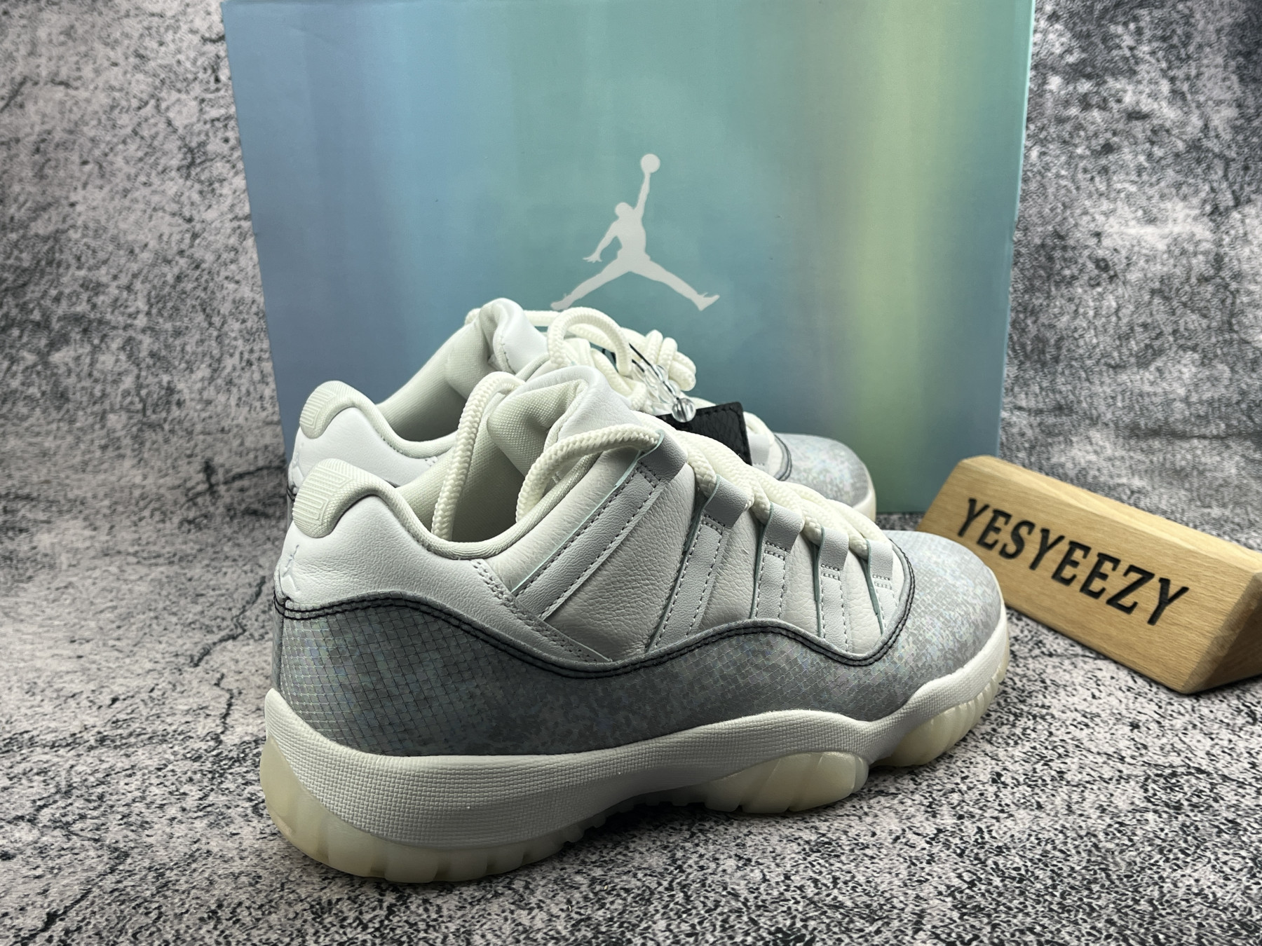 UA AIR JORDAN 11 RETRO LOW