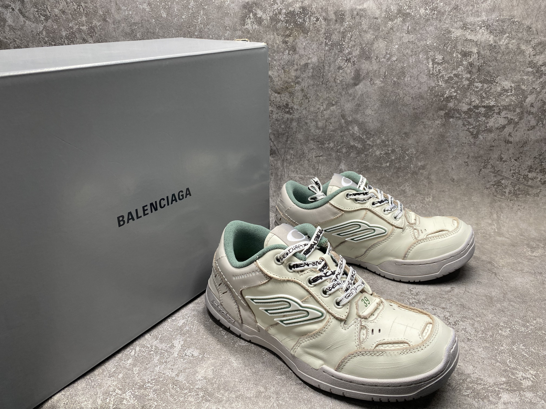 ua Ba1en*iaga hamptons worn-out sneaker (run one size large)