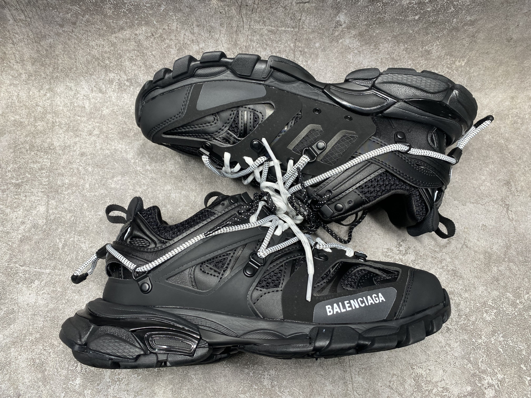 ua Ba1en*iaga track sneaker