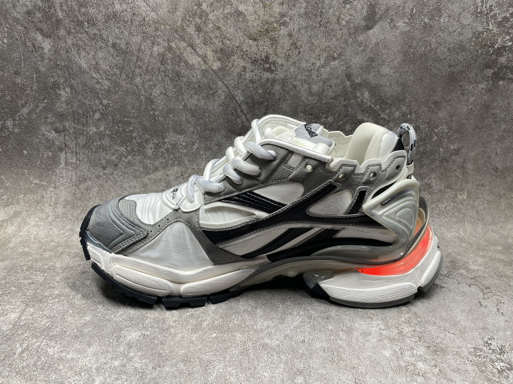 ua Ba1en*iaga runner sneaker