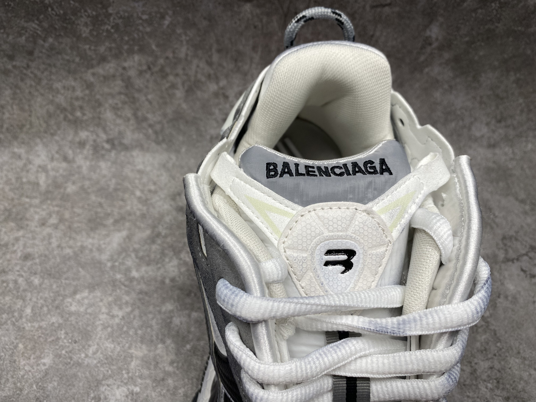 ua Ba1en*iaga runner sneaker