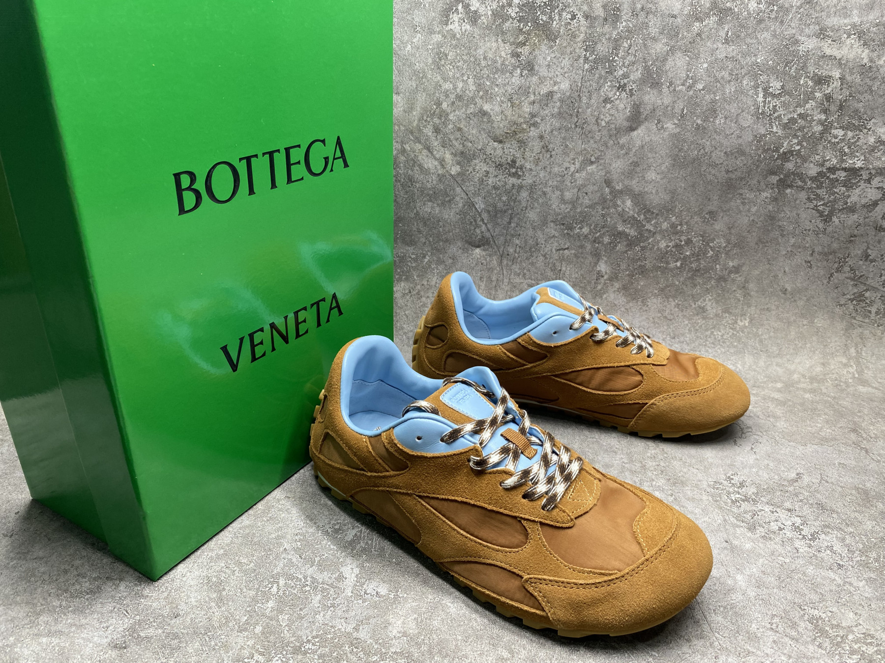 ua b0tt*ga Ven*ta orbit flash sneaker