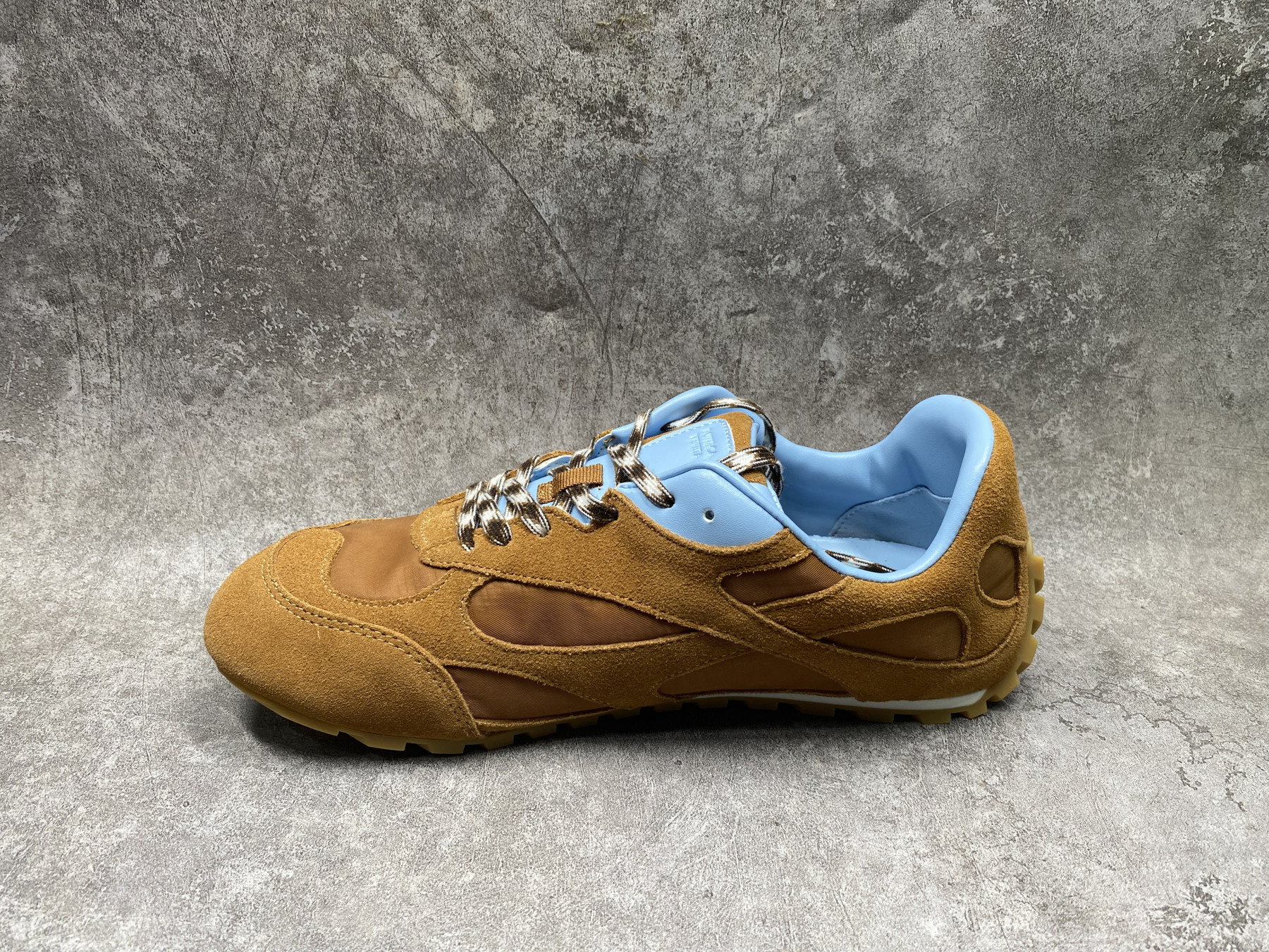 ua b0tt*ga Ven*ta orbit flash sneaker
