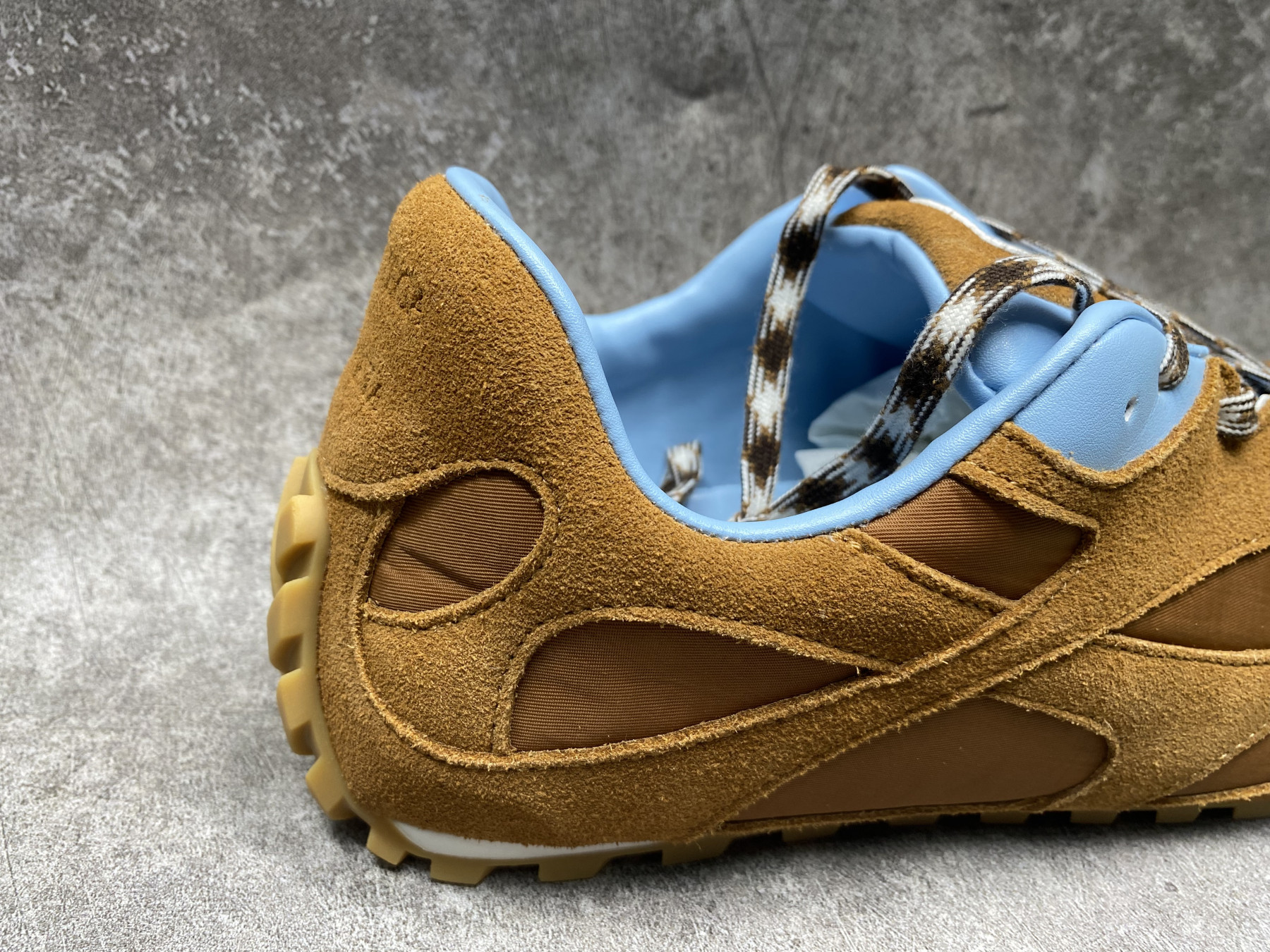 ua b0tt*ga Ven*ta orbit flash sneaker