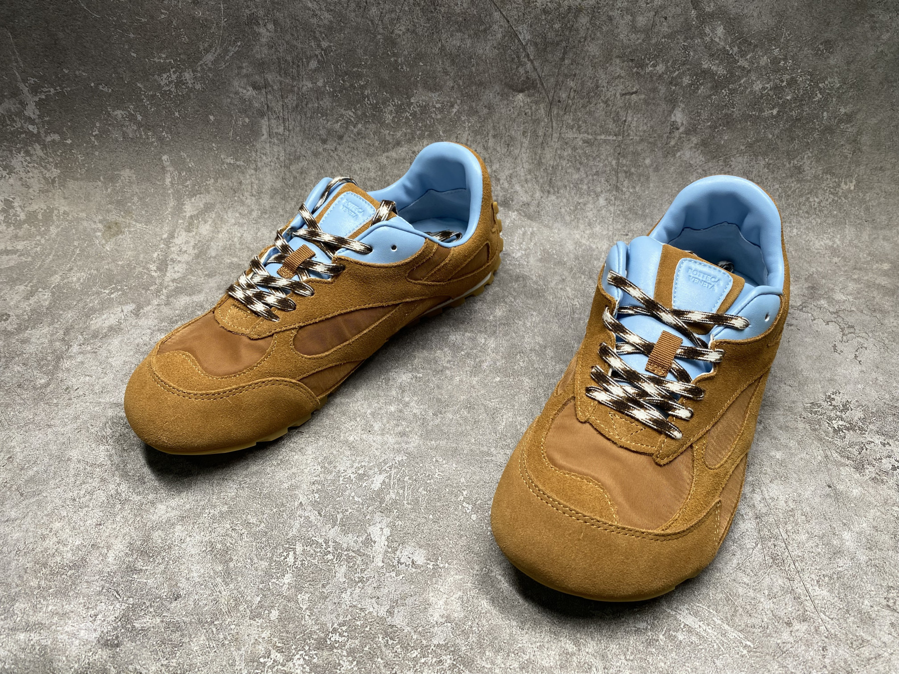 ua b0tt*ga Ven*ta orbit flash sneaker
