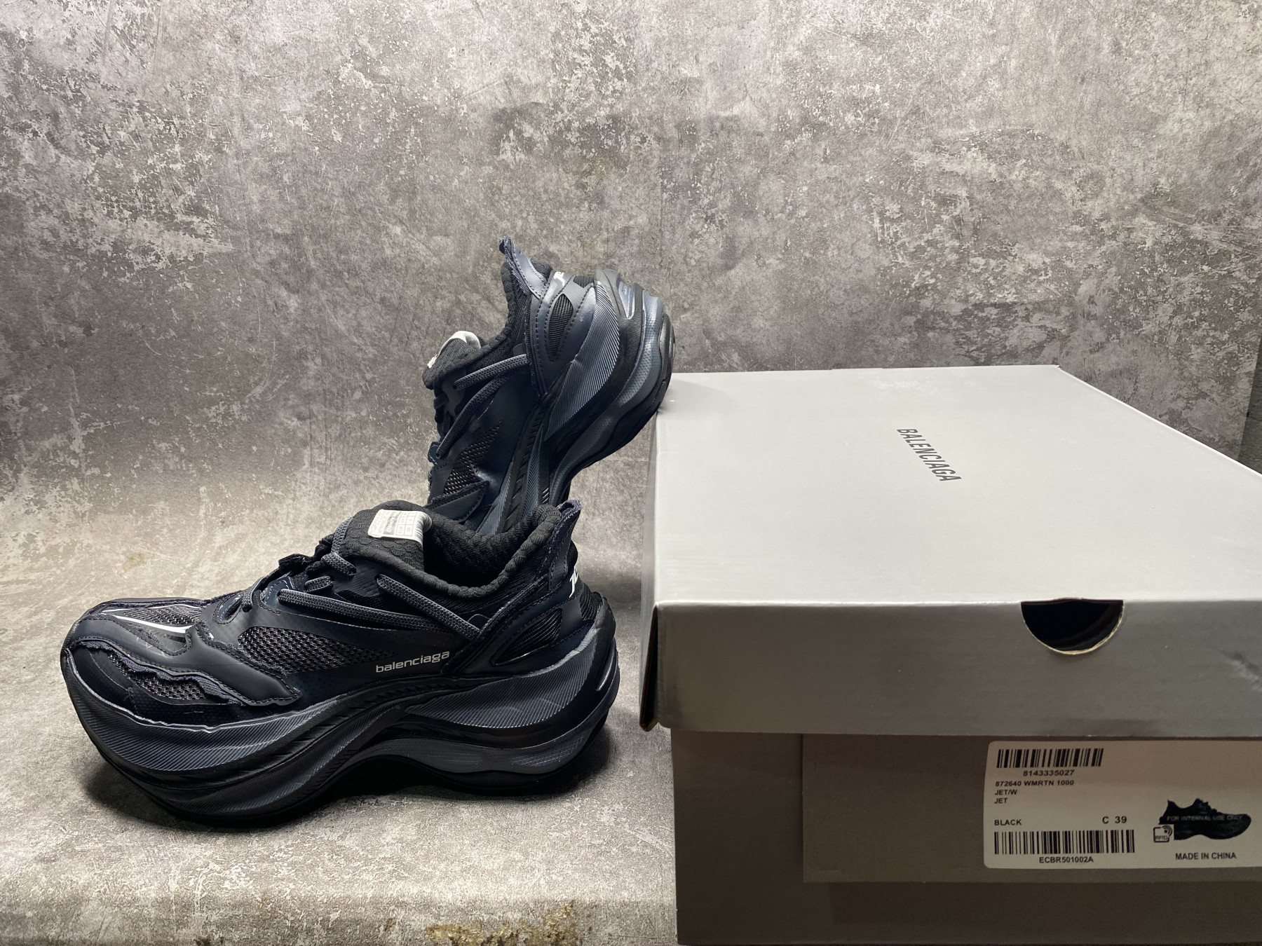 ua Ba1en*iaga jet sneakers(run one size large)