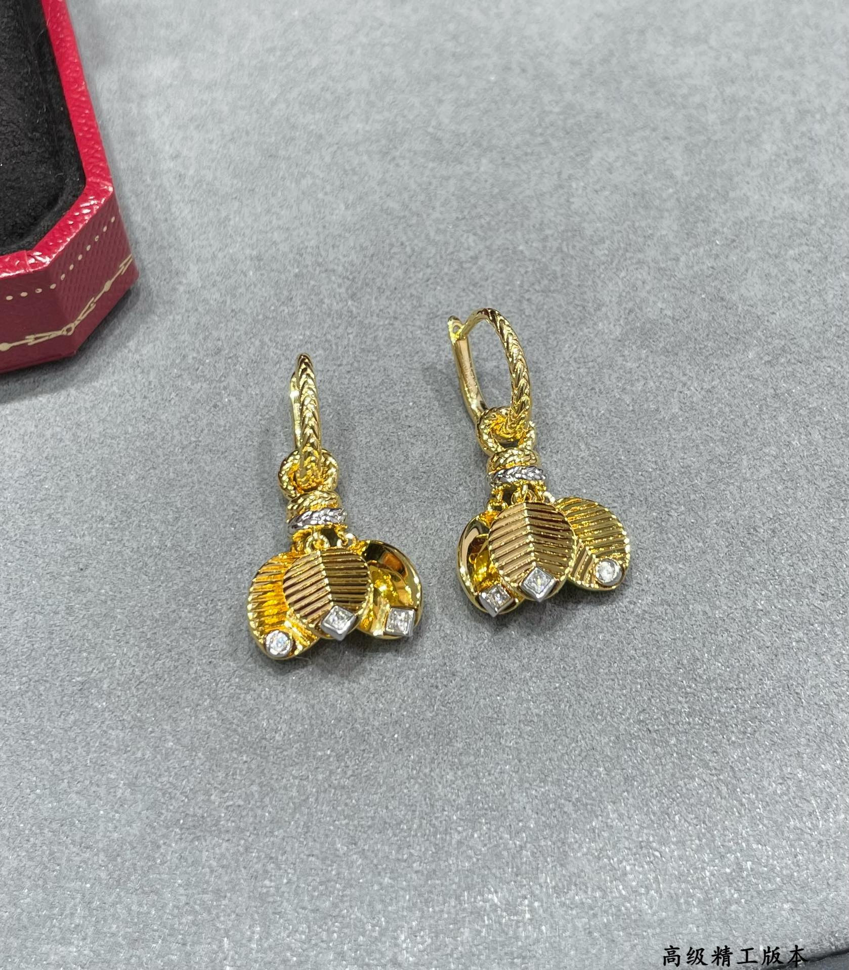 Ca*t1er coffee bean leaf earrings