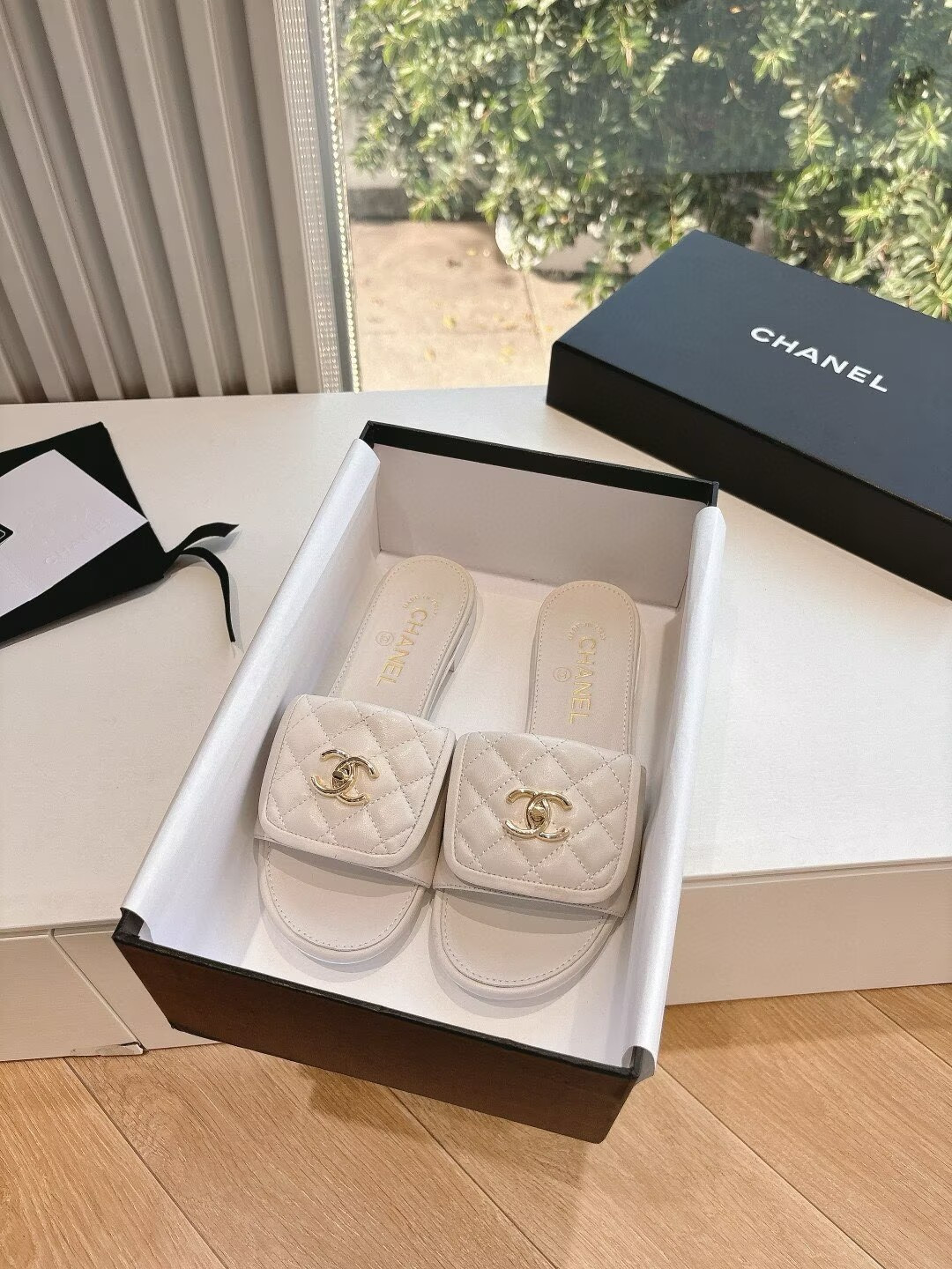 ua Ch**el slippers