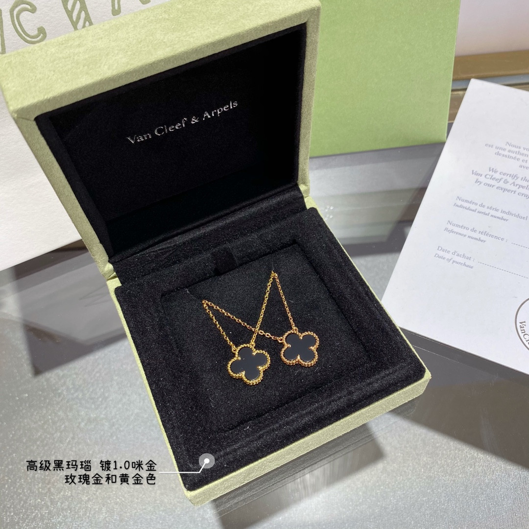 V*n Cl**f & Arpels Medium Classic Four Leaf Clover Necklace Diameter approx 1.5cm,Chain length approx 40+5cm