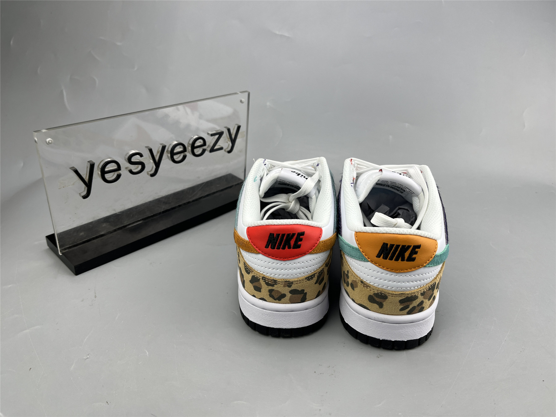 UA NIKE WMNS DUNK LOW SE 