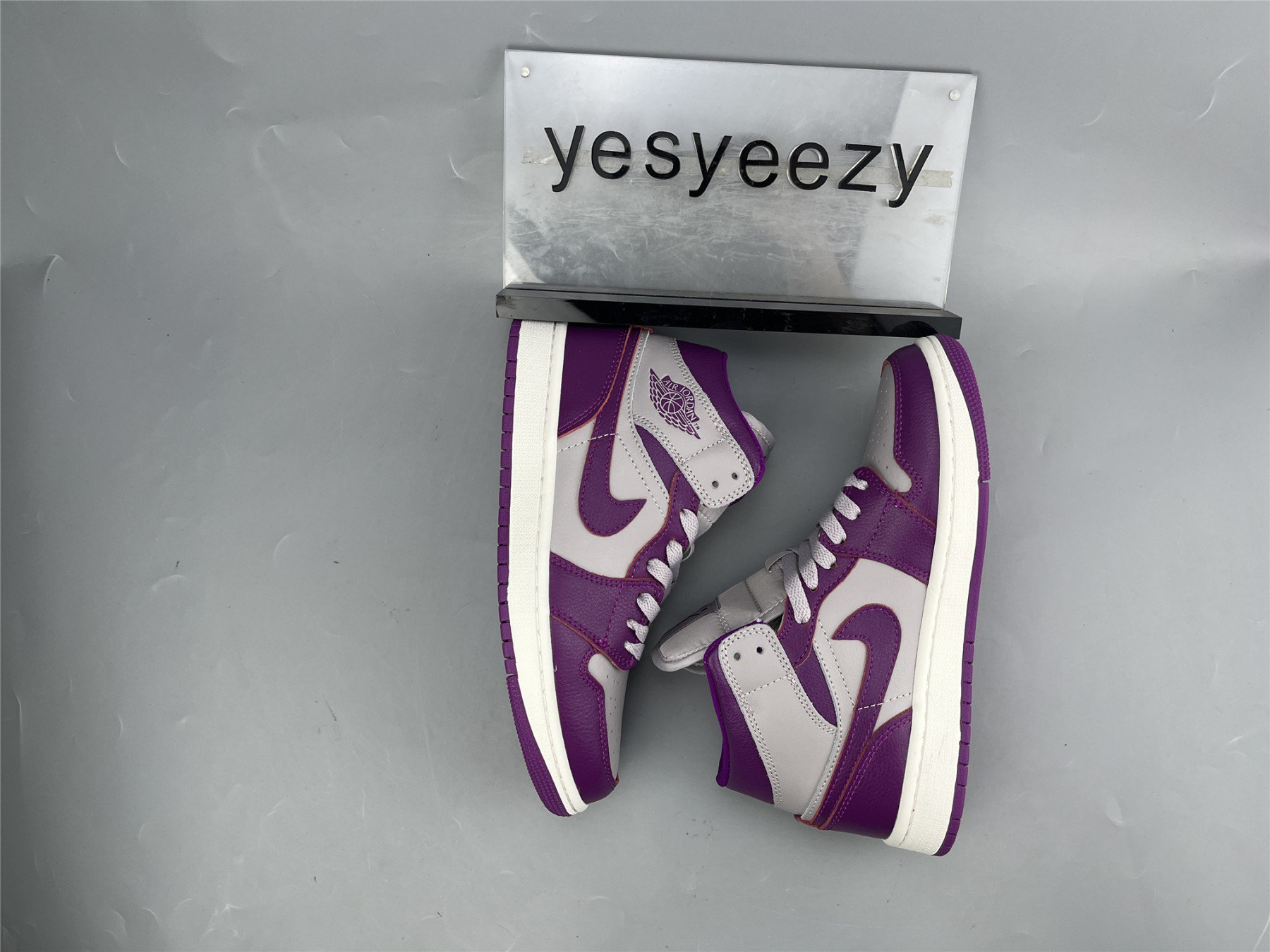 UA WMNS AIR JORDAN 1 MID 