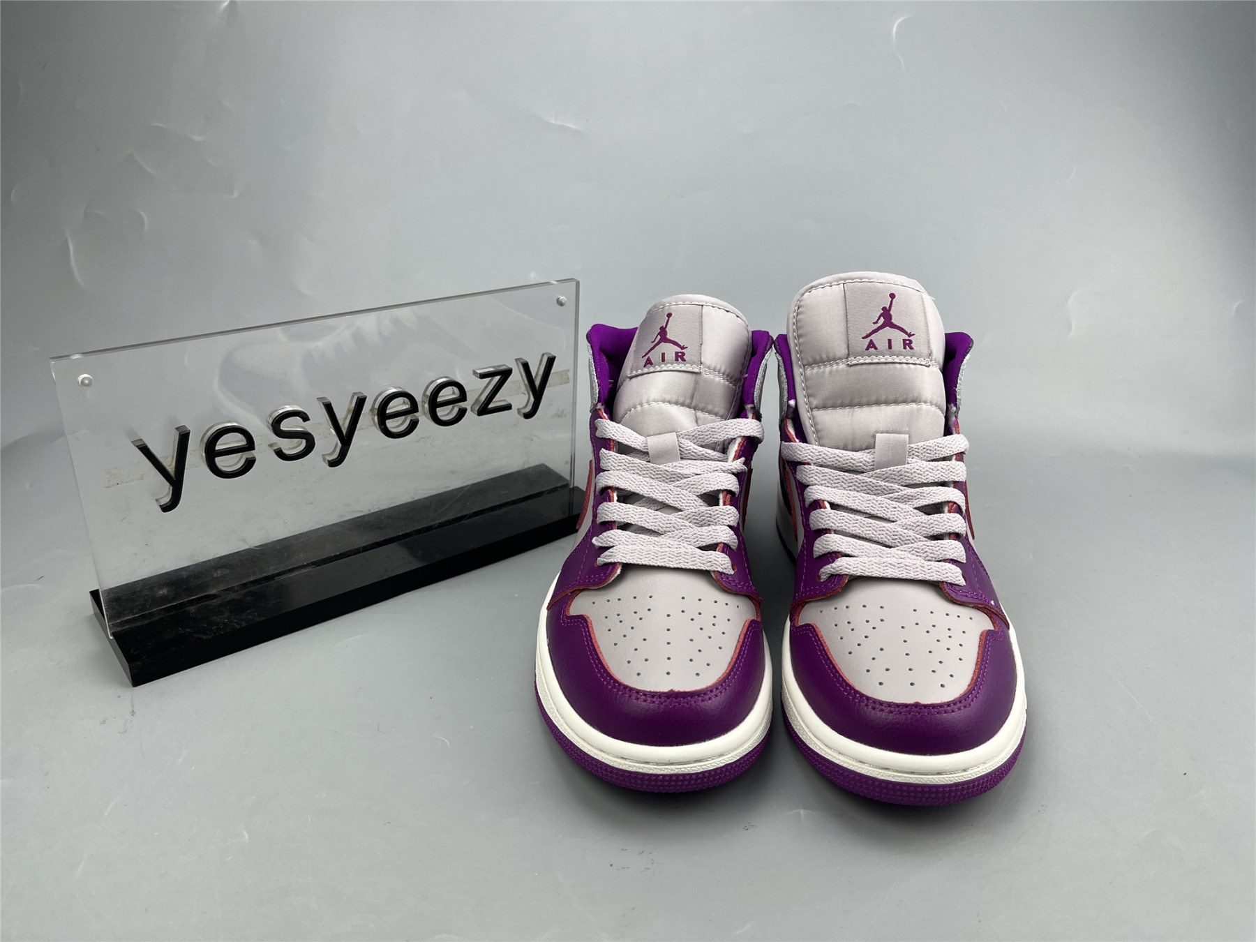 UA WMNS AIR JORDAN 1 MID 