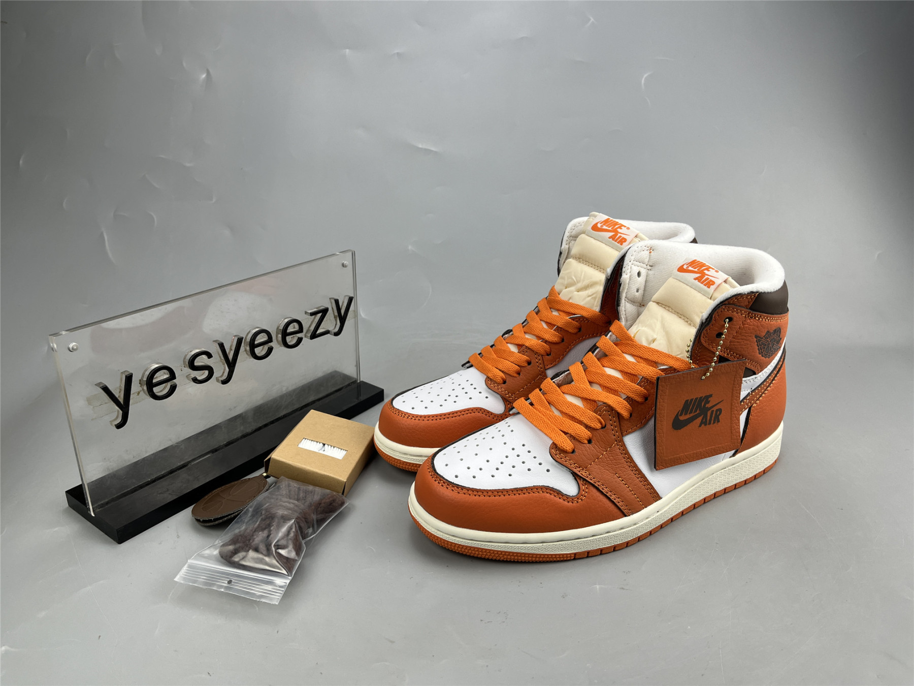 UA WMNS AIR JORDAN 1 HIGH OG 