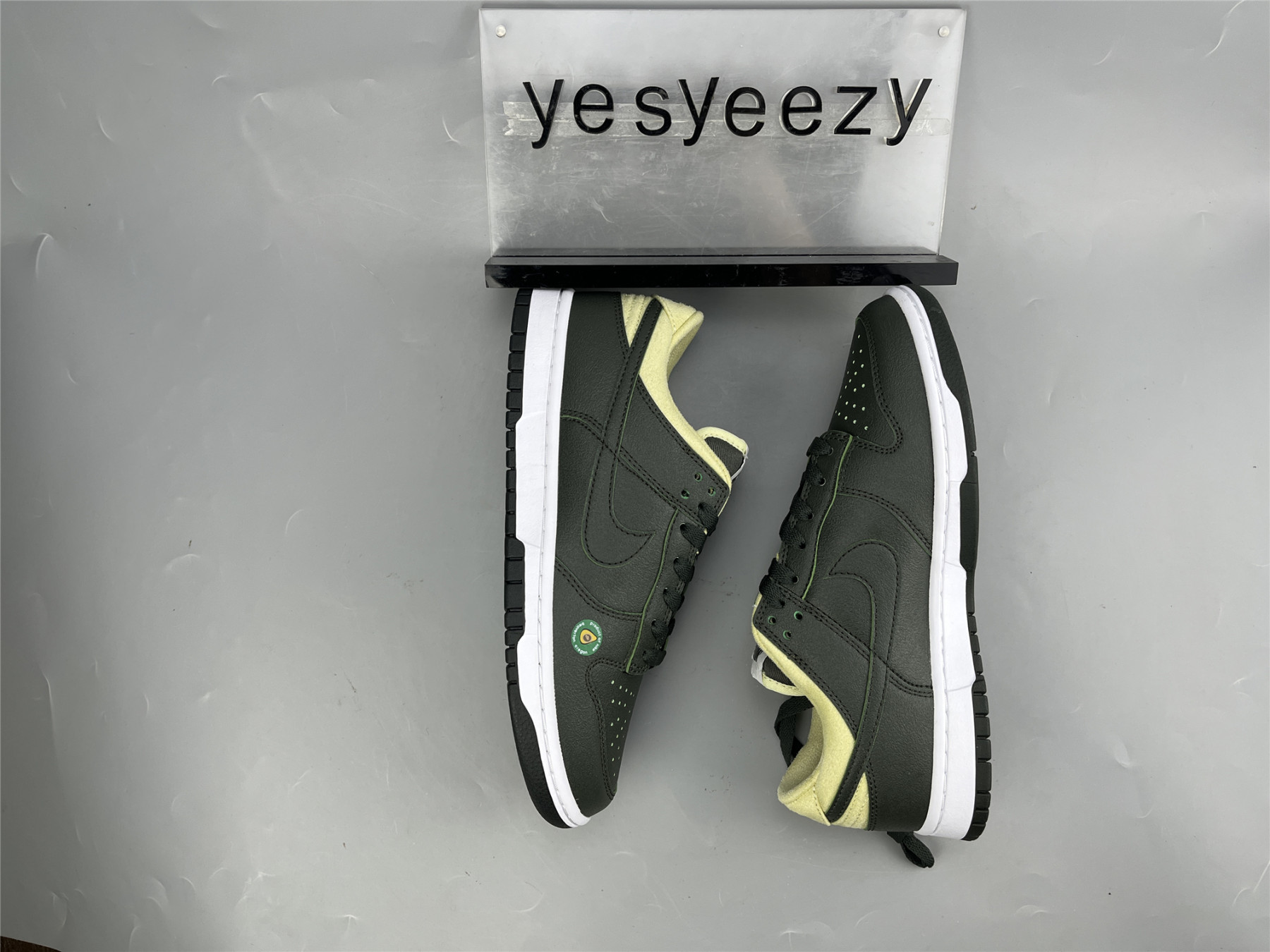 UA NIKE WMNS DUNK LOW LX 