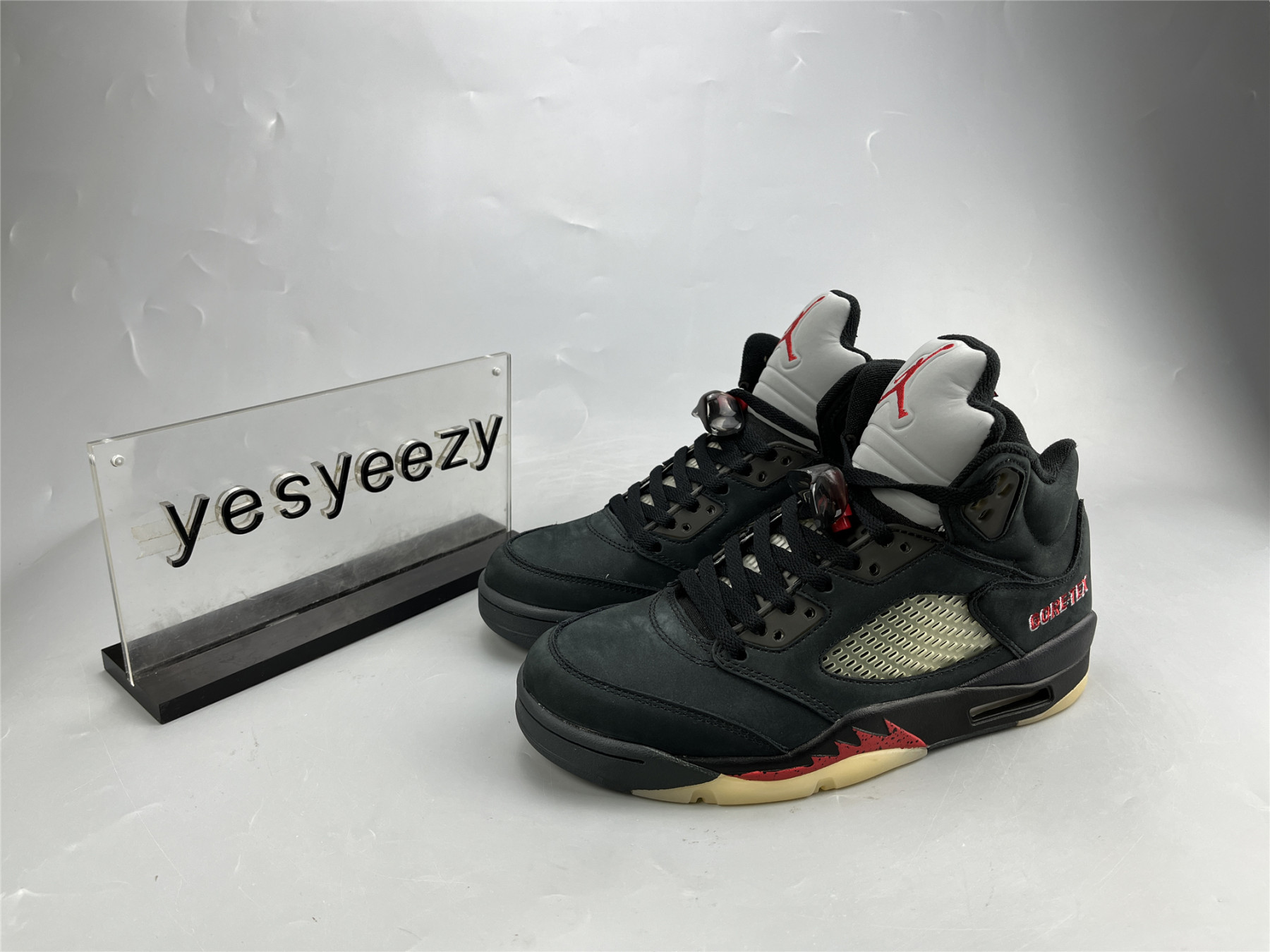 UA WMNS AIR JORDAN 5 GORE-TEX 