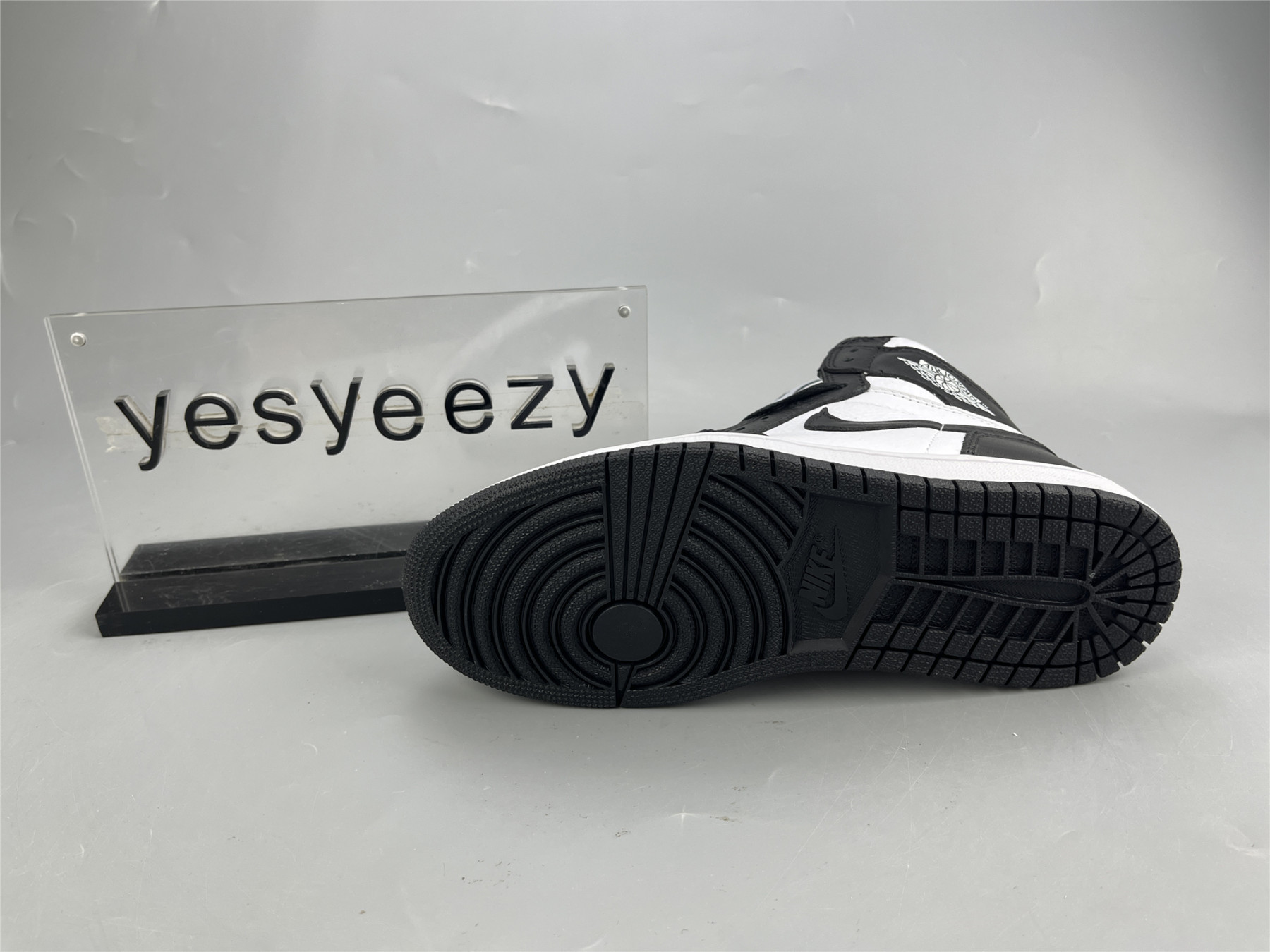 UA WMNS AIR JORDAN 1 MID SE 