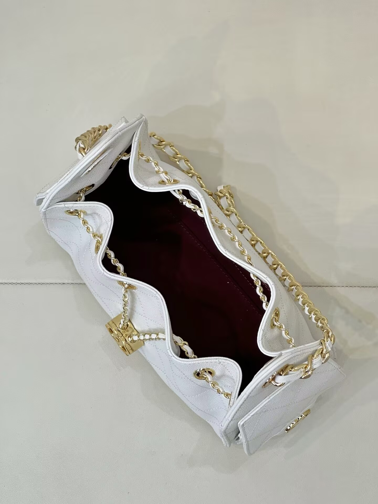 Ch**el 25C Bucket Bag Polished Gold Hardware with Red Lining AS5631 20x22x12.5cm