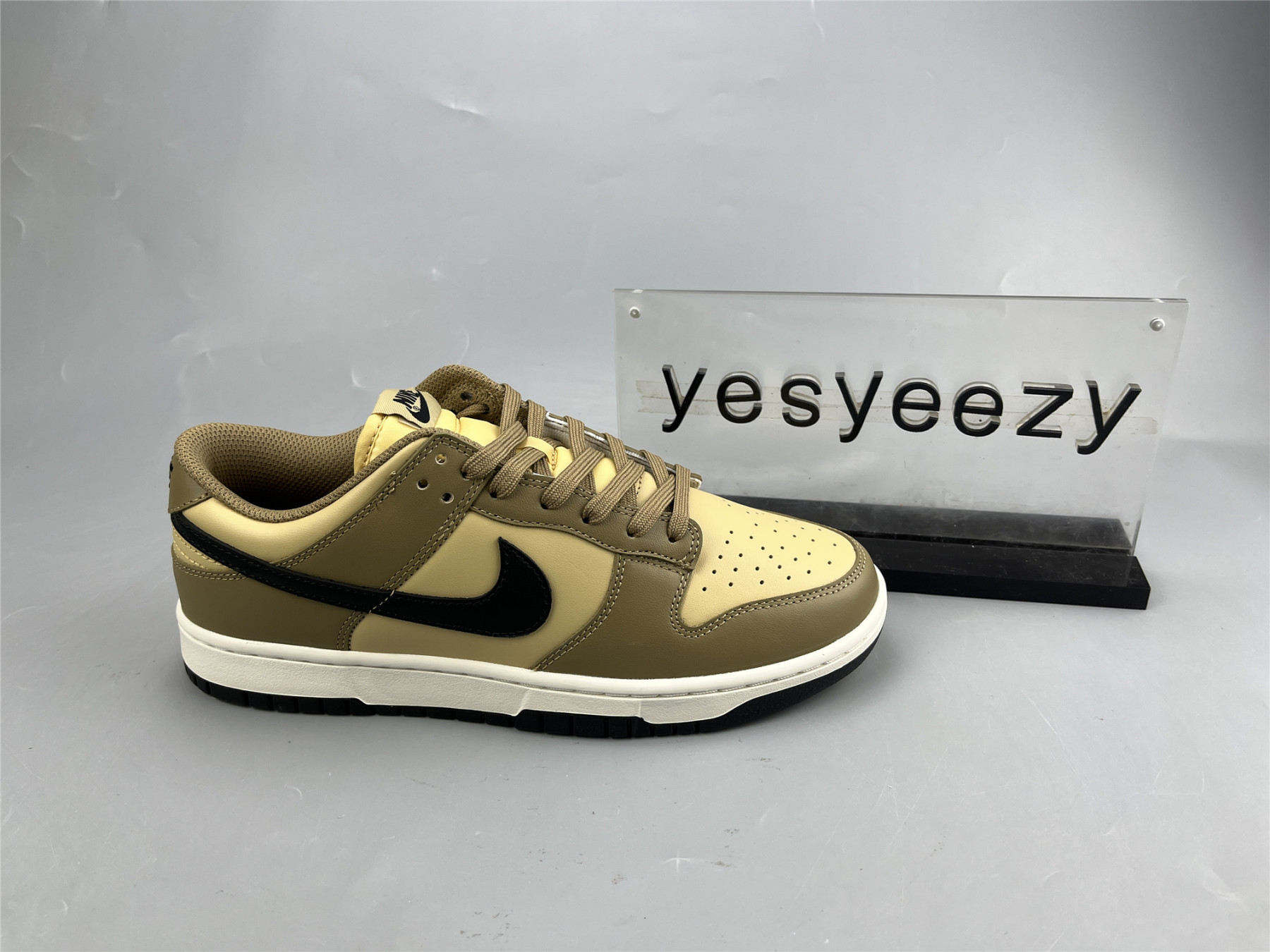 UA NIKE WMNS DUNK LOW 