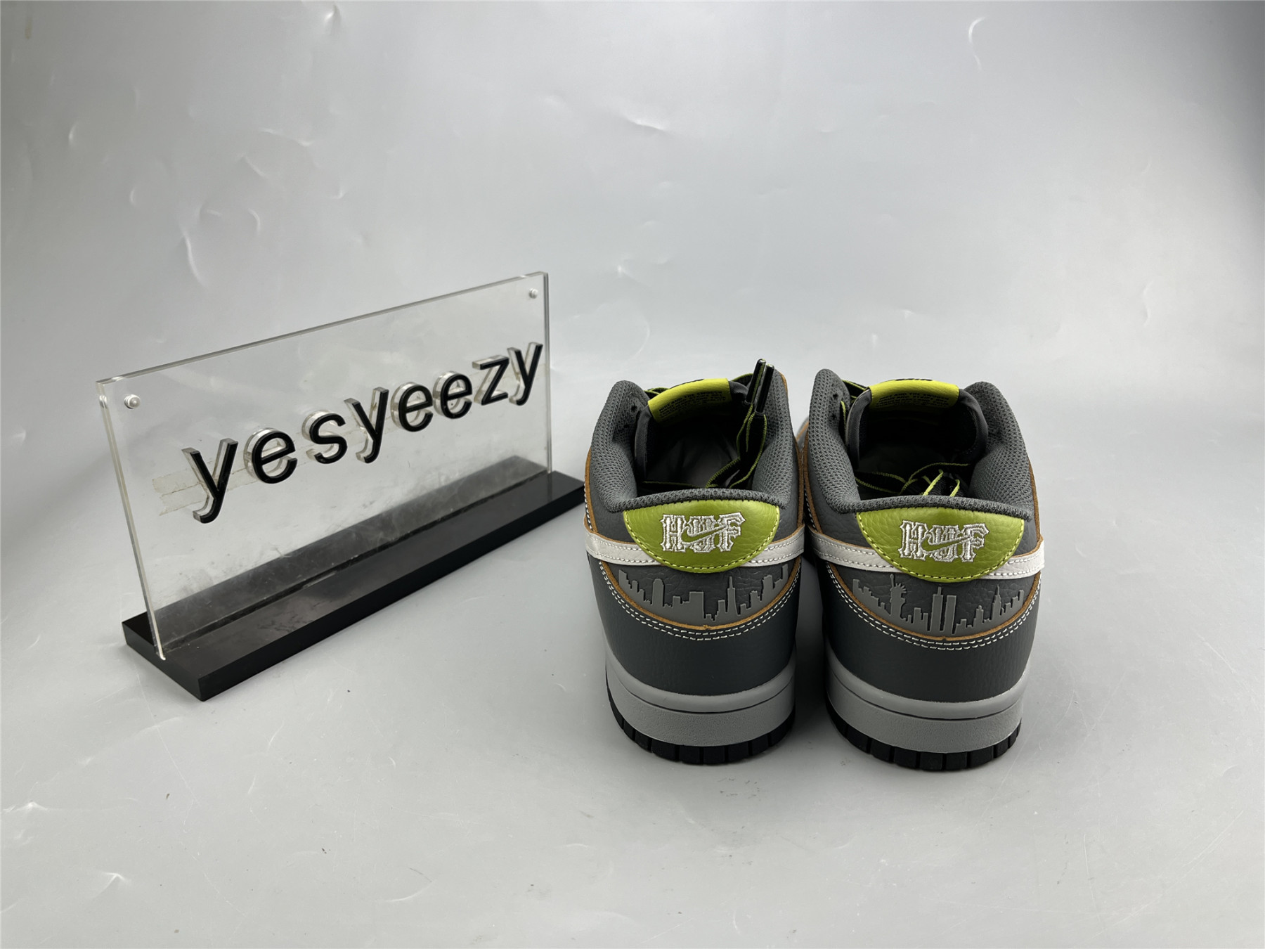 UA HUF X NIKE SB DUNK LOW "SAN FRANCISCO"