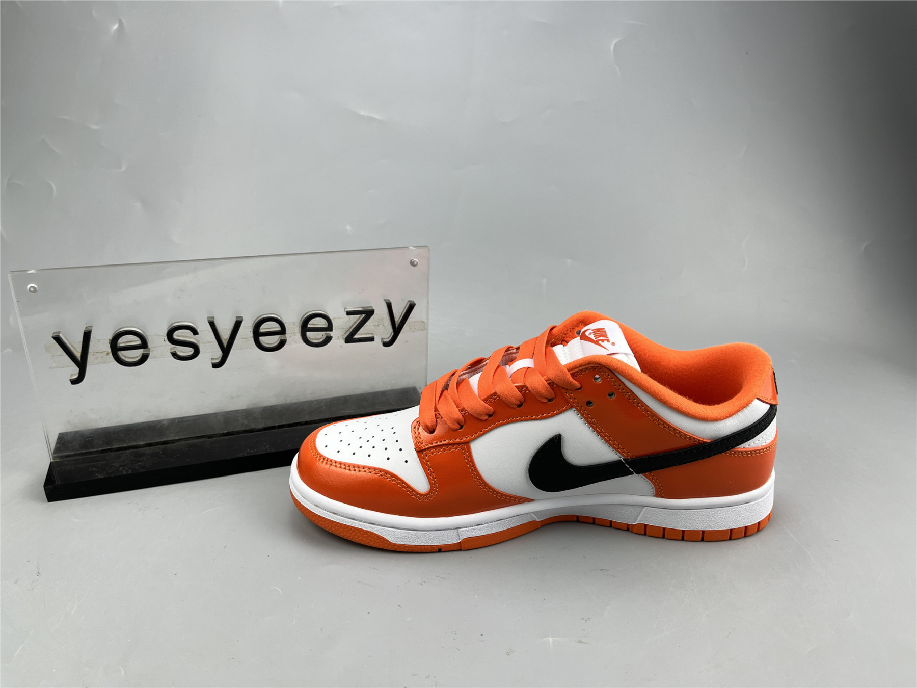 UA NIKE WMNS DUNK LOW 